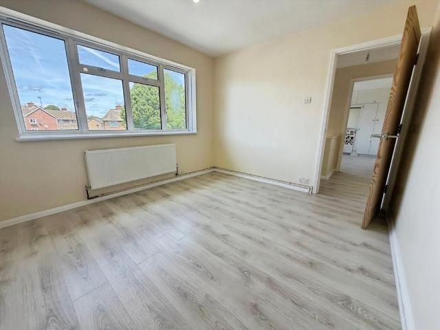 Turpington Lane Bromley BR2 3 bed maisonette to rent £2,050 pcm £473 pw