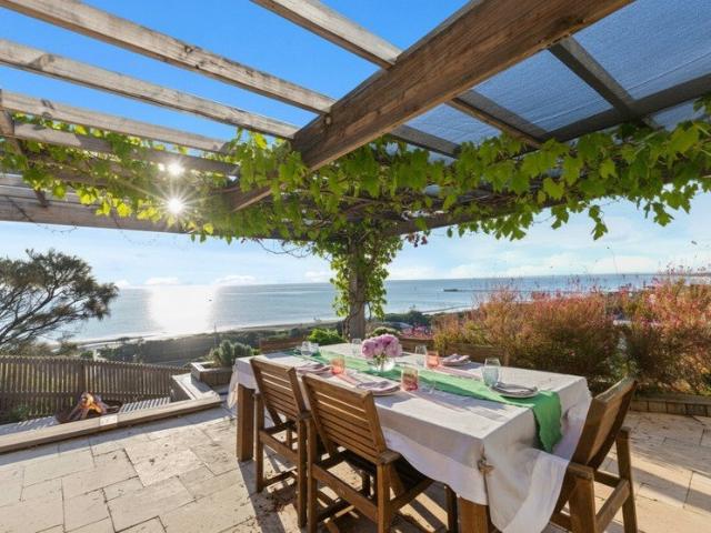 Cliff top Home With Panoramic Views