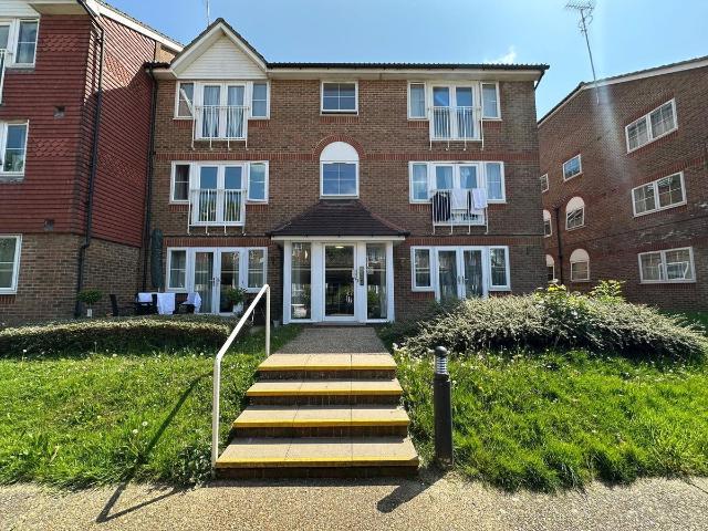 Tuscany Gardens, Crawley, West Sussex RH10, 1 bed flat to rent, £1,350 pcm | PrimeLocation