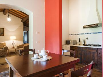 Tuscany Hilltop Apartment in Forest, Pets Allowed
