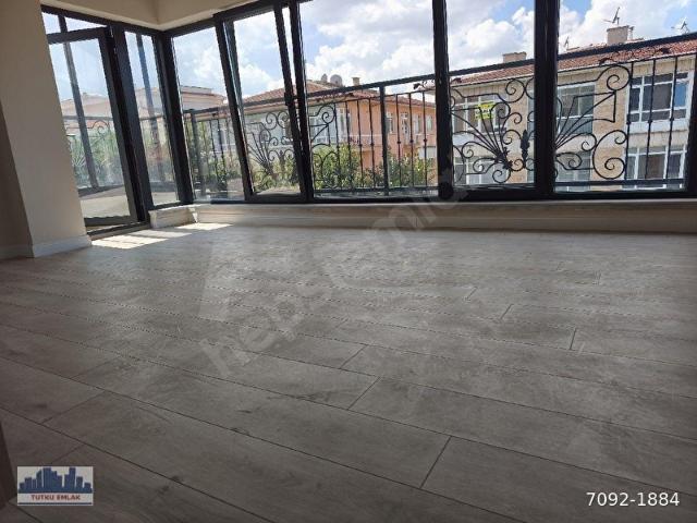 TUTKUDAN BAHÇELİEVLERDE KAPALI MUTFAK 2+1 SATILIK SIFIR ARA KAT DAİRE