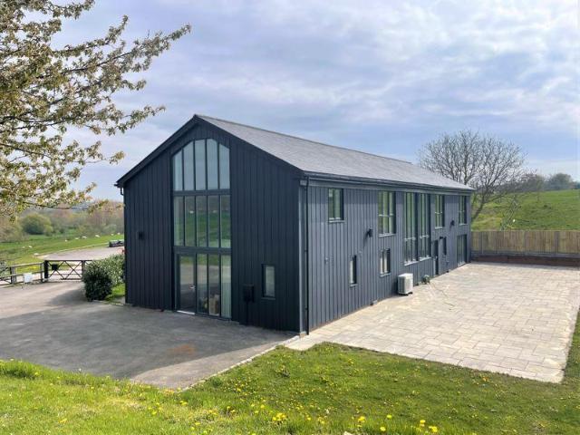 Tutsham Farm, West Farleigh 5 bed barn conversion to rent £4,400 pcm £1,015 pw