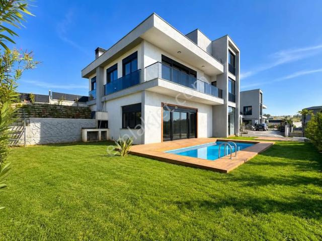 Tuzla Tepeören De K.otoparklı 5+1 550m2 Satılık Villa