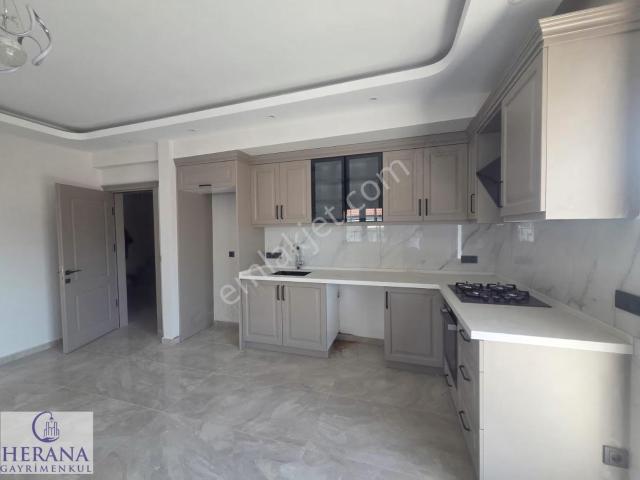 Tuzla Mahallesinde Asansörlü Binada Satılık 4+1 Daire
