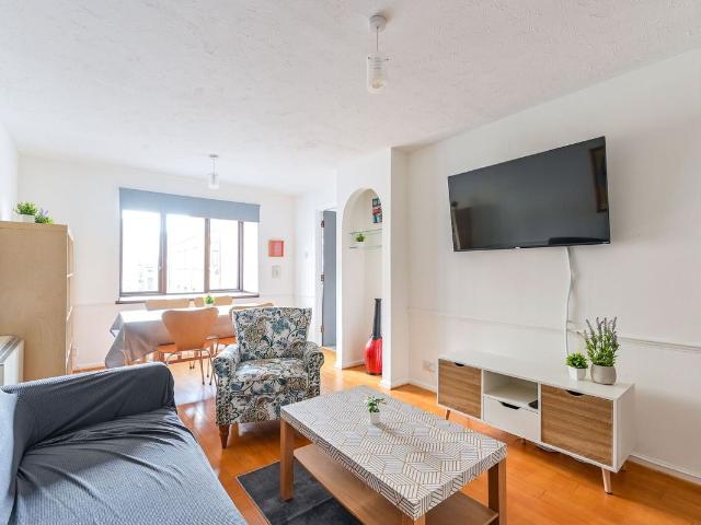 Tyndal Court, Isle Of Dogs, London E14, 2 bed flat to rent, £2,000 pcm | PrimeLocation