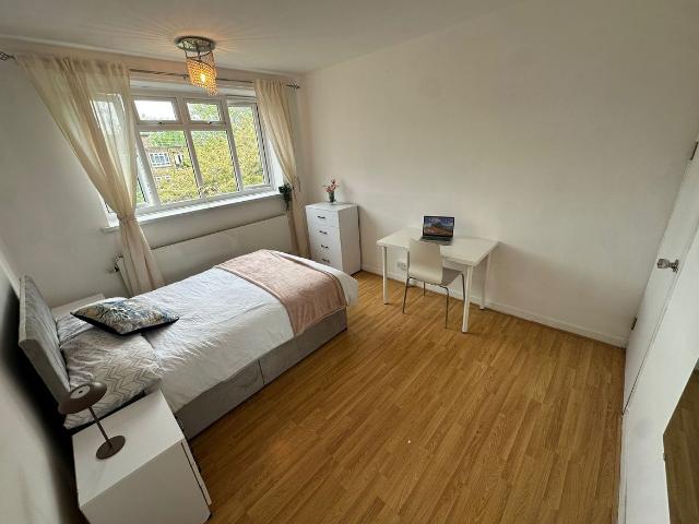 Tyneham Close, London SW11, 3 bed shared accommodation to rent, £866 pcm | PrimeLocation