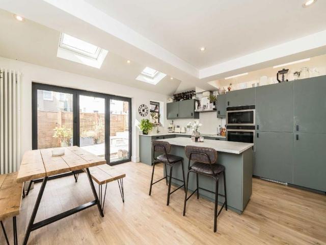 Tynemouth Road, Mitcham CR4 2 bed maisonette to rent £2,300 pcm £531 pw
