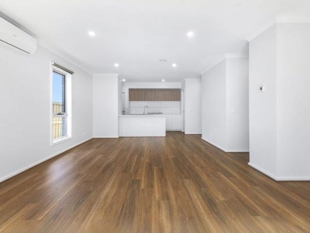 tylish & Spacious Family Living in Sought After Woodstock