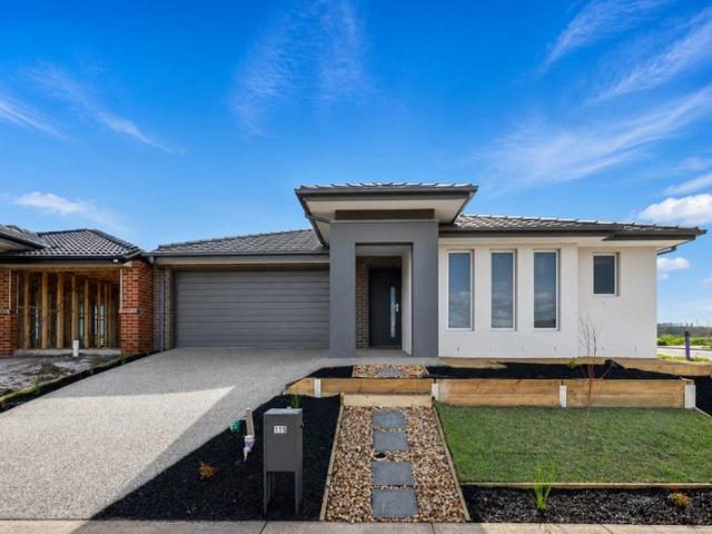 tylish & Spacious Family Living in Sought After Woodstock