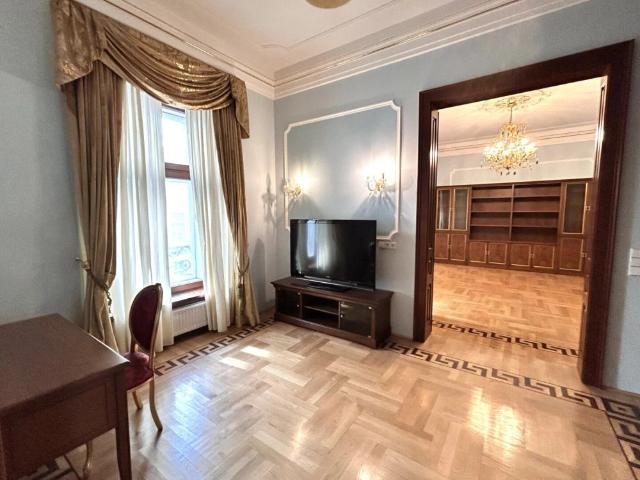 Typisch Wiener Altbau Juwel grenzend am 1. Bezirk ca. 500 m² mit 5 Schlafzimmern