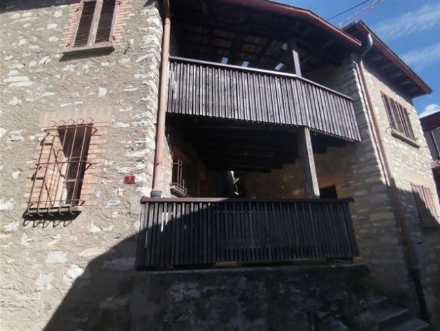 Typische Tessiner Einfamilienhaus mit 4 1/ Zimmern auf 2 Etagen / 4 1/2 Zimmer Dorfhaus an ruhiger, sonniger Aussichtslage