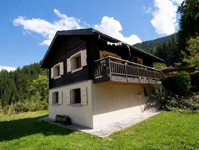 Typisches Chalet mit grossem Garten