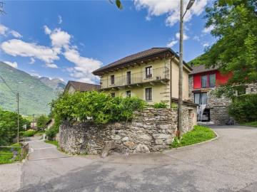 TYPISCHES SONNIGES TESSINER HAUS MIT GARTEN