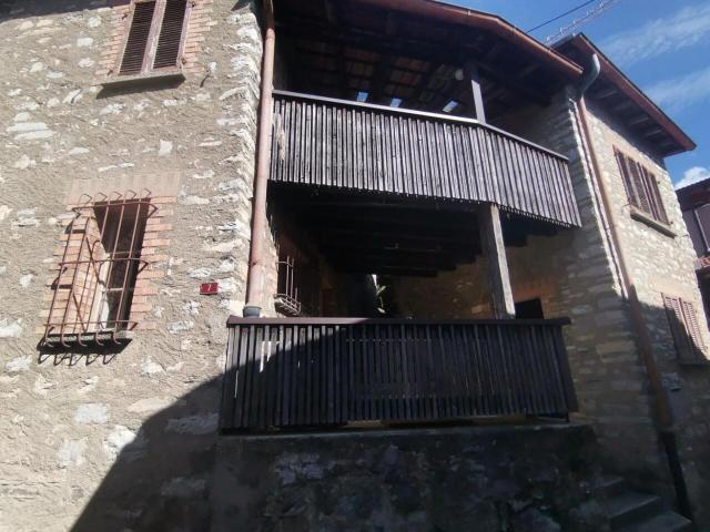 Typische Tessiner Einfamilienhaus mit 4 1/ Zimmern auf 2 Etagen / 4 1/2 Zimmer Dorfhaus an ruhiger, sonniger Aussichtslage