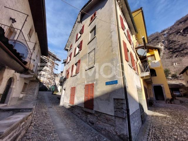 Typisches Tessiner Haus im alten Dorf