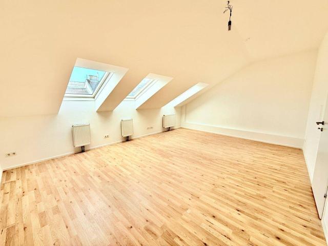 U1 in 5 Minuten erreichbar Kurzzeitvermietung möglich Lift im Haus Zusammenlegung von Wohnungen möglich Dachgeschoß Ausblick