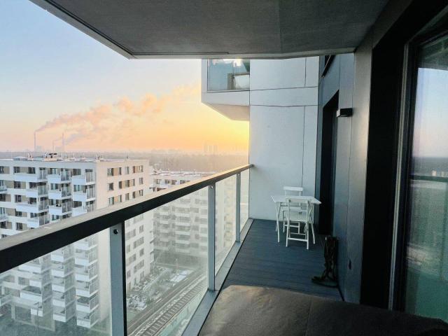U2 vor der Tür Marina Tower Etage 10 Donaublick Sunset Balkon Urban Lifestyle
