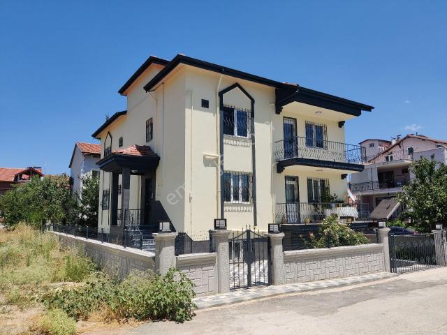 Uşak Cumhuriyet Mahallesi Satılık Müstakil Ev Köşe Parsel
