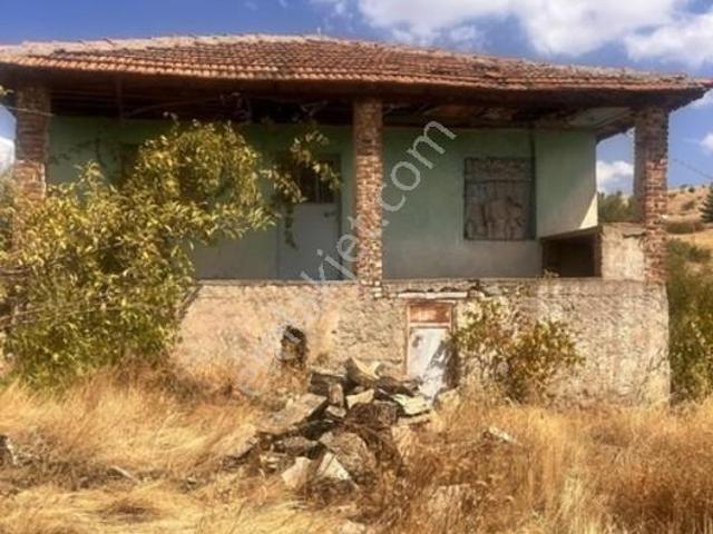 Uşak Karahallı Bugdaylıda 2267m2 Arazi İçinde 2 Adet Ev
