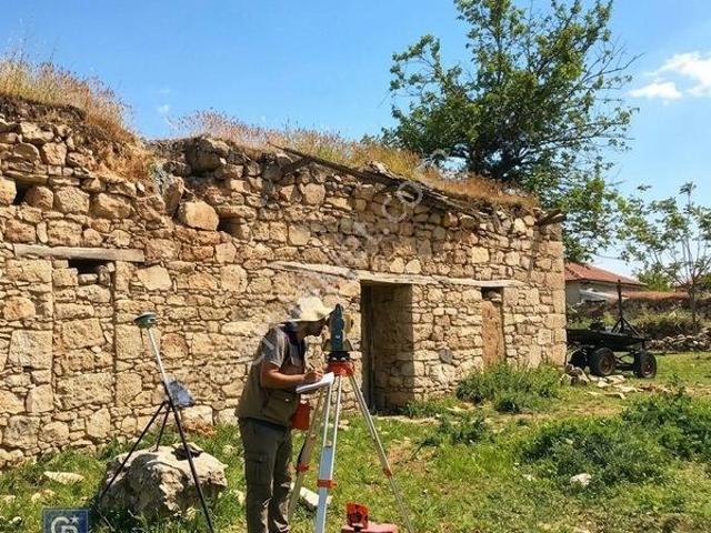 Uşak Karahallı Satılık Müstakil Ev Ve Arsa Yatırımlık Fırsat