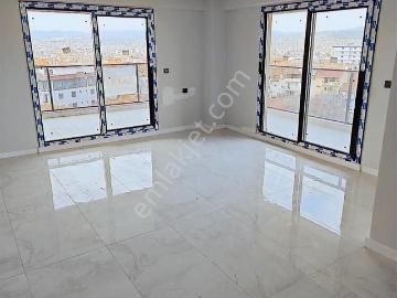 Uşak'ta Y. Sultan Selim Cad. Üzerinde 170 M Kare Muhteşem Daire