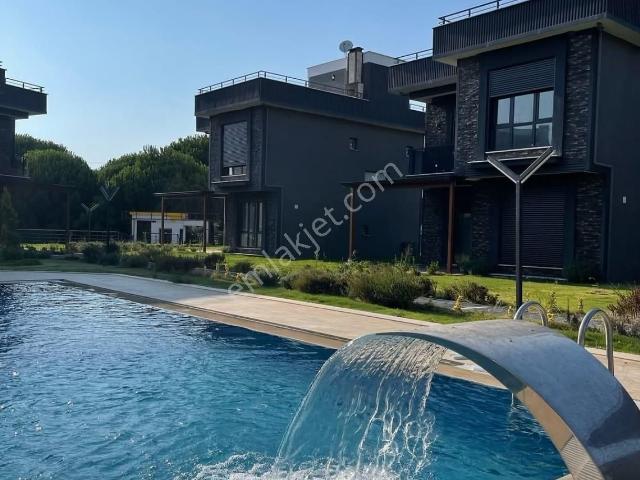 Uçardan Bahçelievlerde Havuzlu Güvenlikli 3+1 Lüx Villa