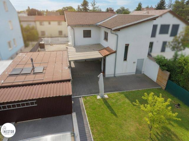 U Bahn Nähe | Exklusive obere Wohneinheit mit Garten, Pool, Doppelgarage & Werkstatt