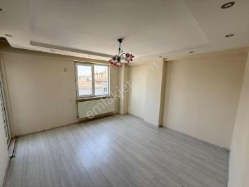 Üçgen Yeşil Cami Yanı Cadde Üzeri 2+1 Arakat Daire