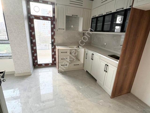 Üçkuyularda Satılık 2+1 Orta Kat Lüks Daire