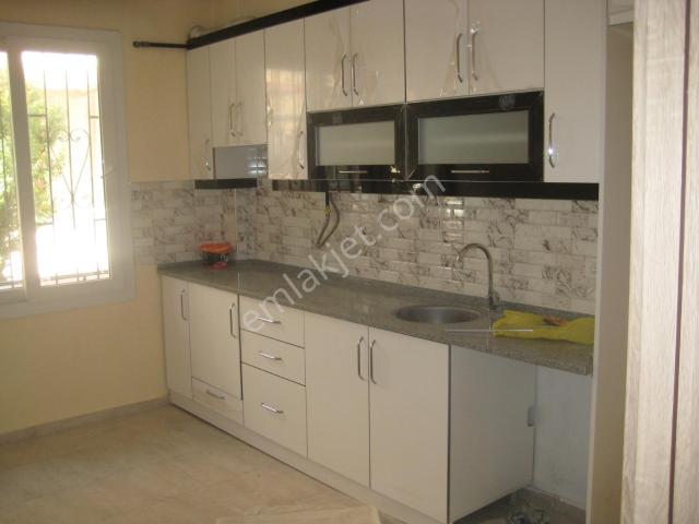Uğur Mumcu'da Aile Apartmanında Doğalğazlı Kiralık 3+1 Daire.