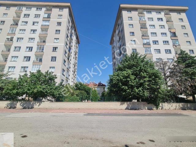 Uğur Emlak'tan Grand Otel Karşısında Satılık Arakat Daire Mülkiyetli Ve İskanlı