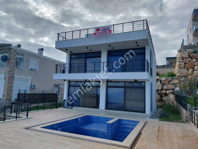 Uğur Emlak'tan Tırtar'da Satılık Havuzlu Full Eşyalı Lüks Villa