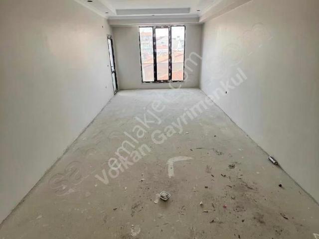 Uğurmumcu Mah Lüx Sitede Otoparklı 2+1 100m2 Caddeye Cephe Daire