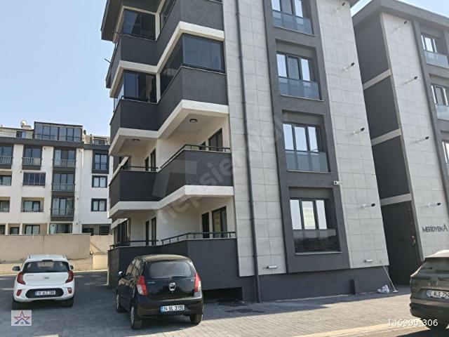 ÜÇ YILDIZ GAYRİMENKULDEN YENİ MAHALLEDE YÜKSEK GİRİŞ 2+1 DAİRE