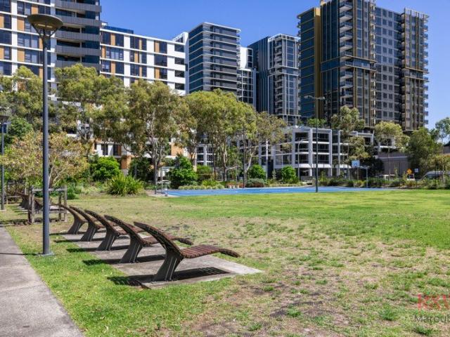 Luxurious Near New 3 bedroom Apartment with outstanding park views Ready To Move In
