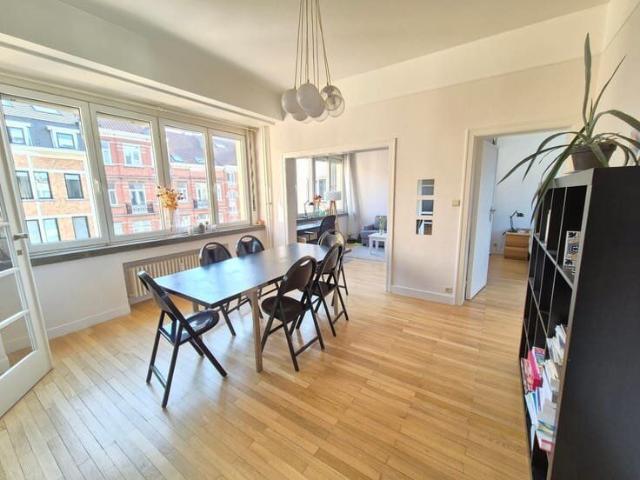 UCCLE: APPARTEMENT MEUBLE 2 CHAMBRES DANS IMMEUBLE ART DECO