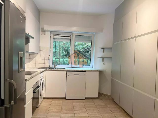 Uccle Frans Lycée begane grond met tuin en terras 3 slaapkamers 2 badkamers garage kelder