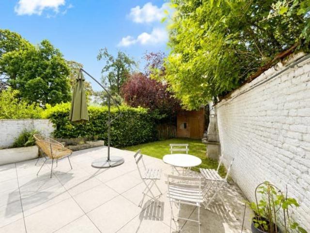 UCCLE Parvis Saint Pierre