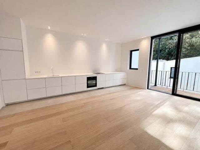 Uccle – Superb fully renovated two bedroom apartment with te