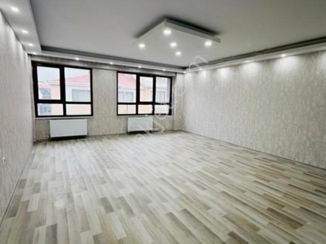Ua büyükdere Mahallesinde Cadde Üzerinde Satılık 2+1 Dubleks