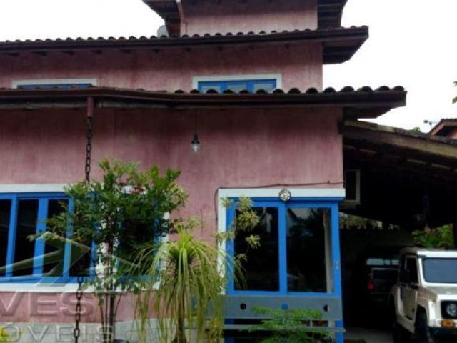 Ubatuba Casa sobrado com 450 m2. de terreno com 03 dormitorios sendo 01 suite e área de lazer