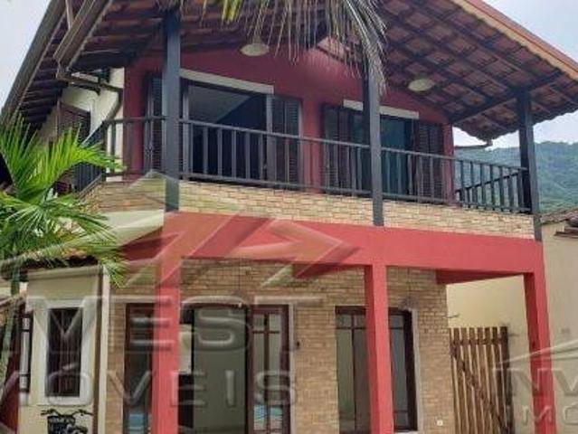 Ubatuba, Centro, Casa com 04 suítes e área de lazer