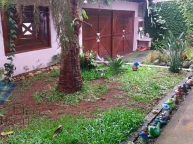Ubatuba, Praia Grande Casa com 04 quartos sendo 03 suites, fica a 350 m2 do mar