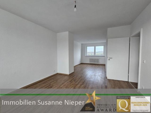Bezaubernd in Solingen Gräfrath. Einfamilienhaus mit Terrasse, Teich und Garage