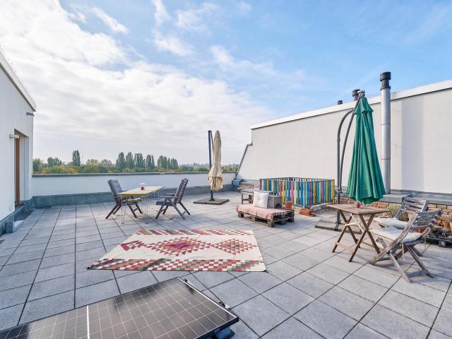 Über den Dächern Berlins: Lichtdurchflutete DG Maisonette mit 92m² Dachterrasse & Panoramablick