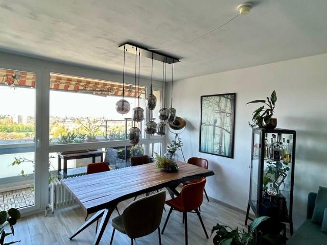 Über den Dächern Frankfurts: 2 Zimmer Wohnung im 15. OG mit Skylineblick & Balkon