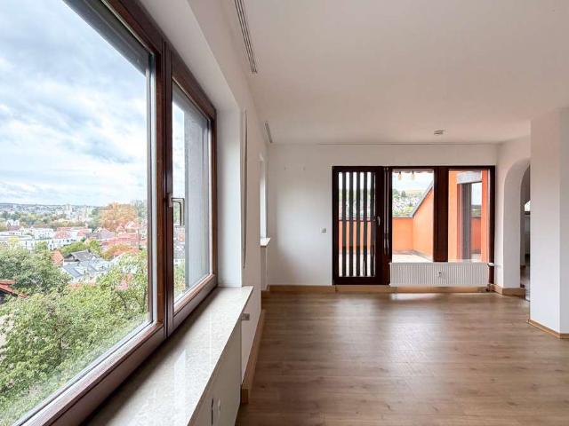 Über den Dächern von Versbach – 2 Zimmer Wohnung mit großer Dachloggia und schönem Ausblick