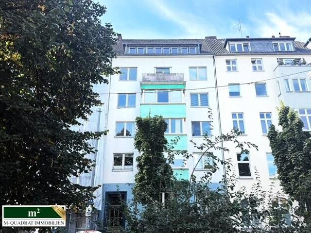 Über den Dächern von Düsseldorf: 4 Zimmer Wohnung mit Balkon direkt am Fürstenplatz