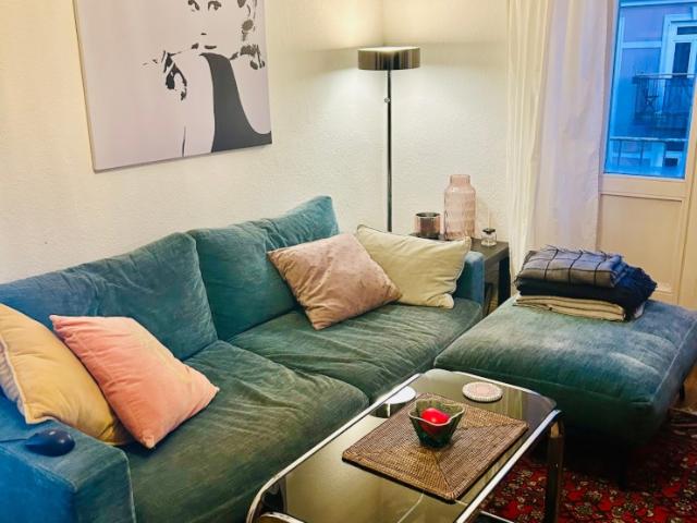 Über den Dächern von Eimsbüttel: möblierte 2 Zi Wohnung mit Südbalkon – Bright furnished 2 room apartment with balcony in Eimsbüttel