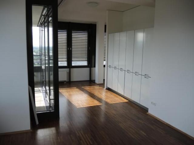 Über den Dächern von Frankfurt Exklusive 4 Zimmer Wohnung in Ffm Niederrad